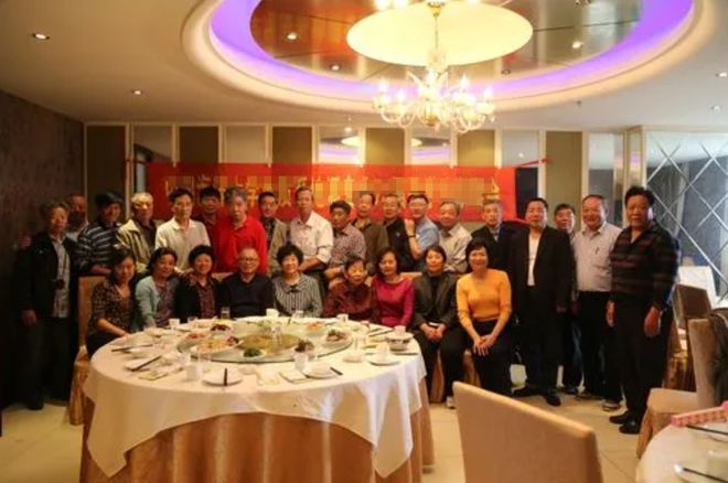 50 tuổi, tôi đi họp lớp bị coi thường vì làm nông, thu nhập thấp nhưng khi con trai đến đón, họ lập tức nín lặng và cúi đầu-3