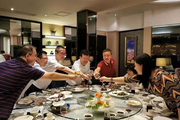 Vợ đi họp lớp cấp 3 nhưng bức ảnh tập thể thiếu mất 1 người đã tiết lộ bí mật lớn: Chồng gào khóc khi biết điều đã ập đến-2