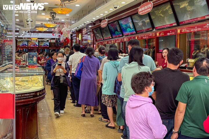 Người dân đổ xô mua, cửa hàng hết vàng miếng SJC-1