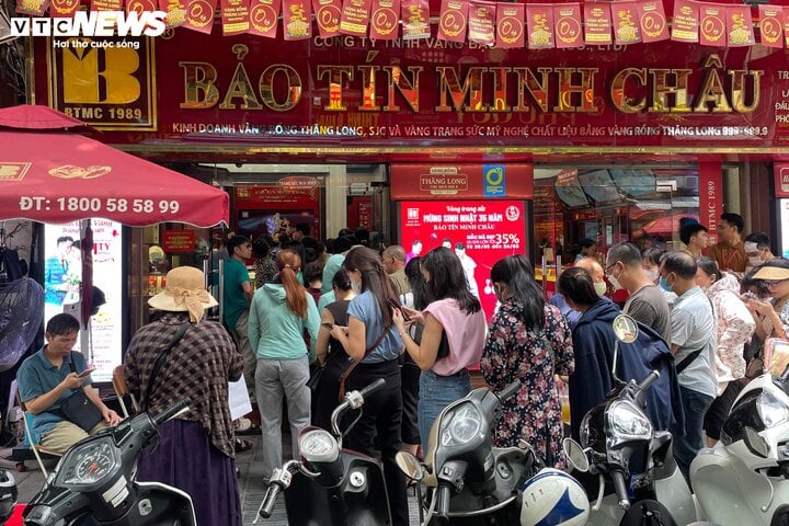 Người dân đổ xô mua, cửa hàng hết vàng miếng SJC-2