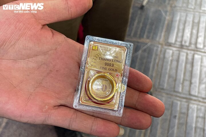 Người dân đổ xô mua, cửa hàng hết vàng miếng SJC-3