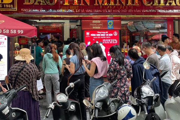 Tiệm vàng cháy hàng, khách xuống tiền tỉ nhưng chỉ nhận được giấy hẹn-7