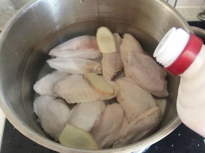 Cánh gà đem om kiểu này mềm ngon dễ ăn, từ trẻ nhỏ đến người già đều thích-1