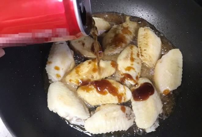 Cánh gà đem om kiểu này mềm ngon dễ ăn, từ trẻ nhỏ đến người già đều thích-3