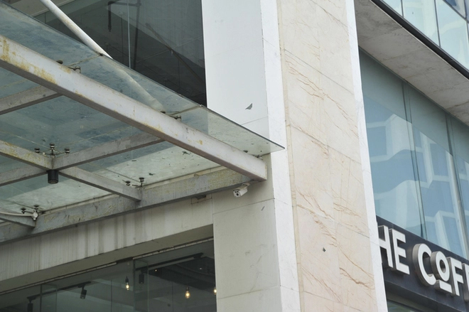 Sức khỏe hiện tại của nữ bác sĩ bị tấm kính ở quán cafe rơi trúng người-2