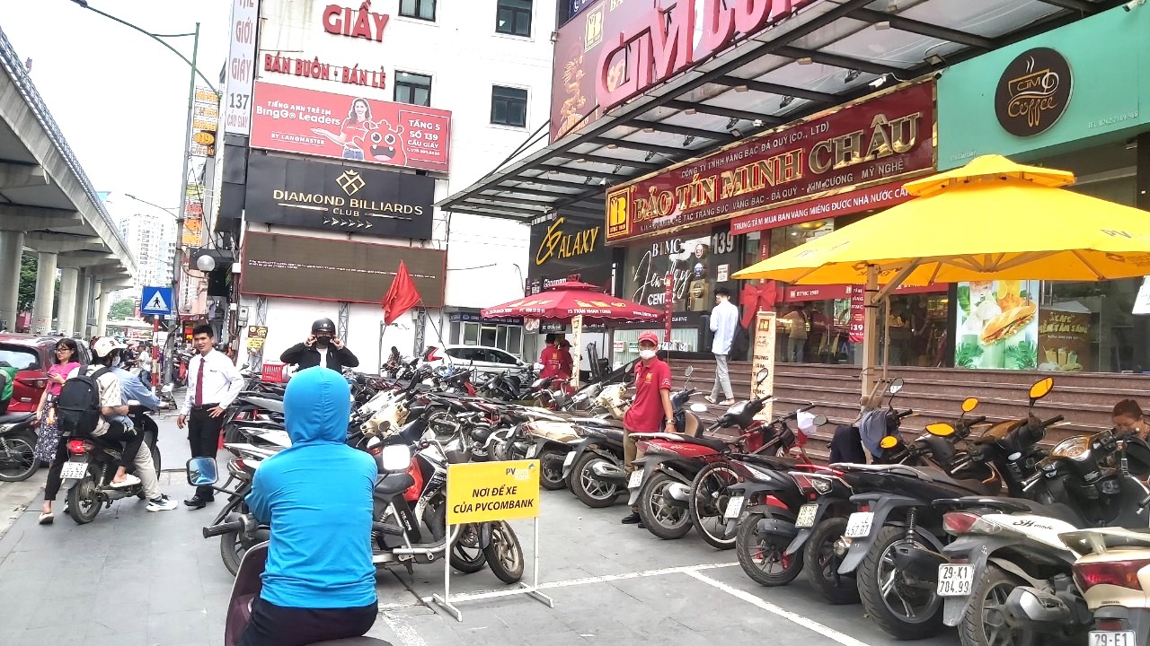 Tiệm vàng cháy hàng, khách xuống tiền tỉ nhưng chỉ nhận được giấy hẹn-1