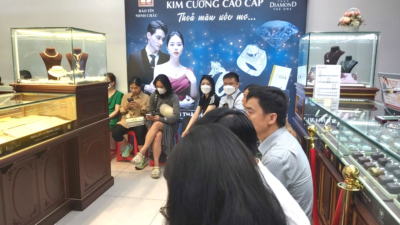 Tiệm vàng cháy hàng, khách xuống tiền tỉ nhưng chỉ nhận được giấy hẹn-2