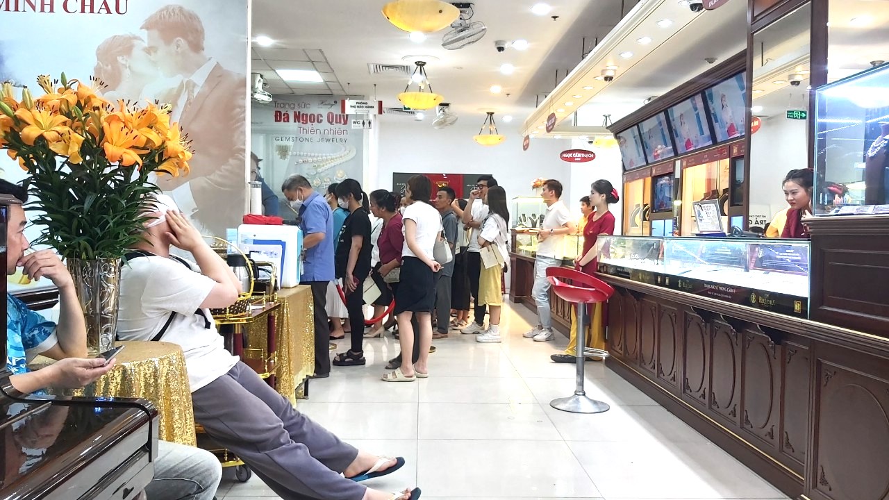 Tiệm vàng cháy hàng, khách xuống tiền tỉ nhưng chỉ nhận được giấy hẹn-5
