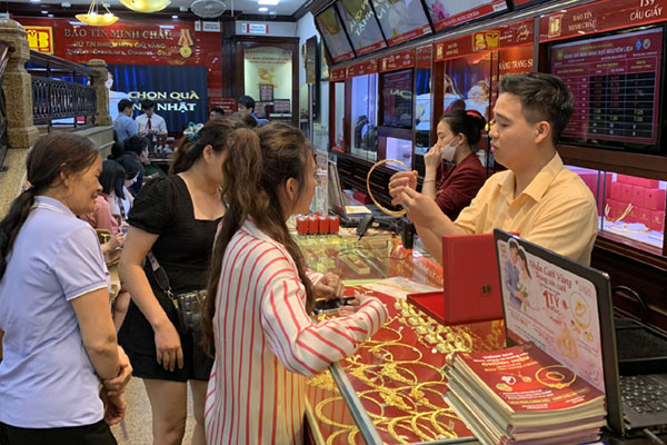 Tiệm vàng ở Hà Nội quá tải từ khi chưa mở quầy giao dịch, khách hàng bị giới hạn mua tối đa 2 cây-13