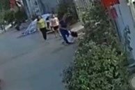 Hàng xóm chặn đường xóm đánh đập tới tấp bé gái: Chính quyền vào cuộc xác minh