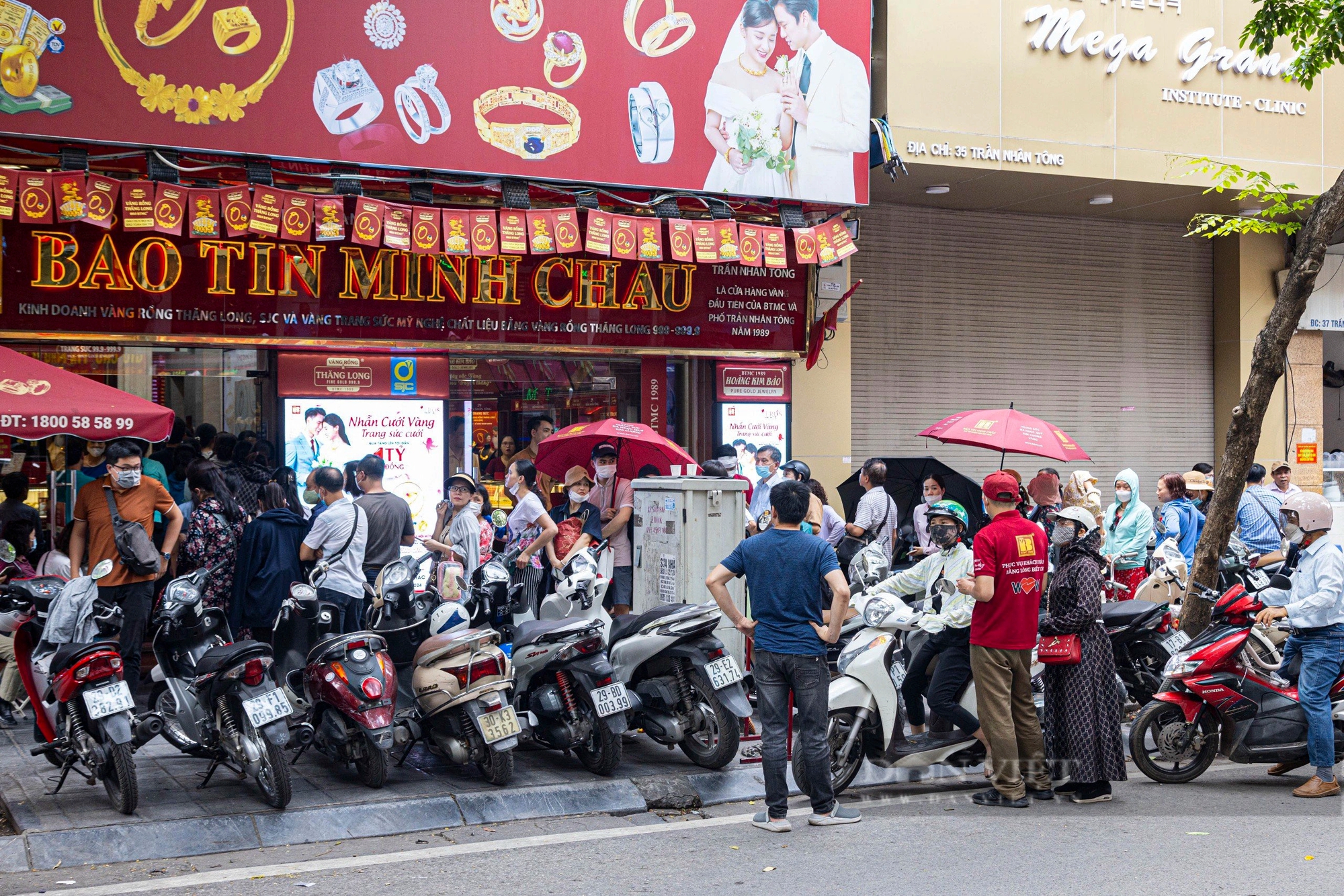 Tiệm vàng ở Hà Nội quá tải từ khi chưa mở quầy giao dịch, khách hàng bị giới hạn mua tối đa 2 cây-1