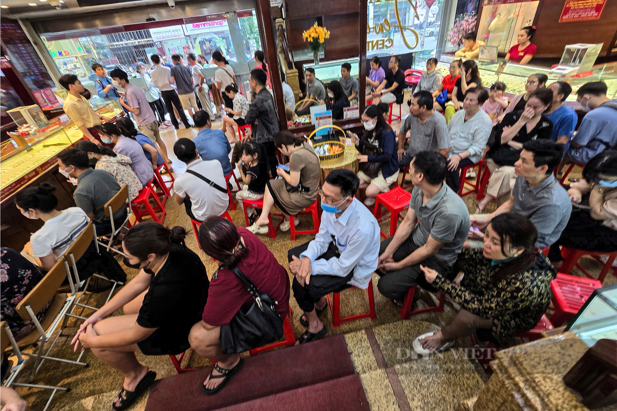 Tiệm vàng ở Hà Nội quá tải từ khi chưa mở quầy giao dịch, khách hàng bị giới hạn mua tối đa 2 cây-3