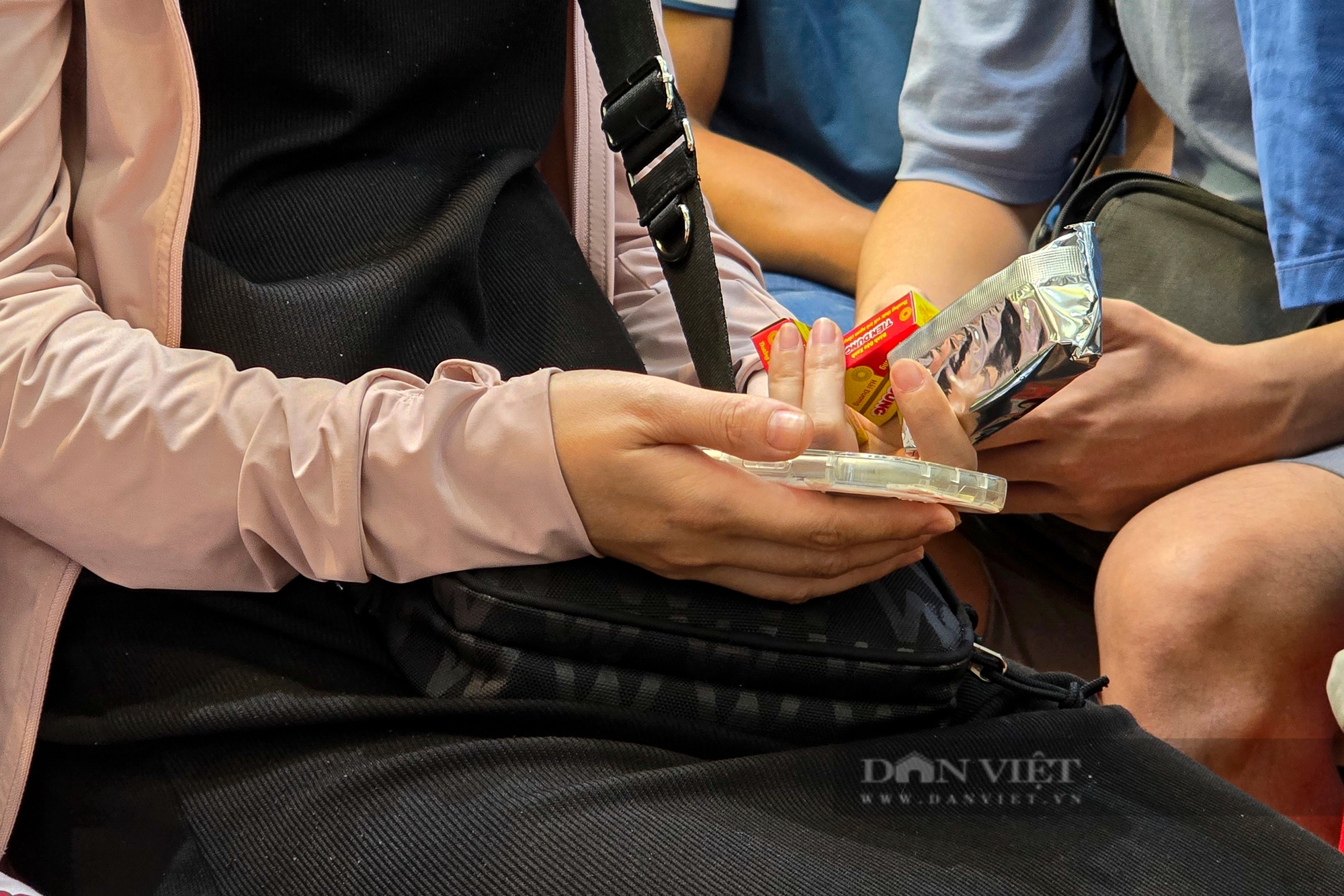 Tiệm vàng ở Hà Nội quá tải từ khi chưa mở quầy giao dịch, khách hàng bị giới hạn mua tối đa 2 cây-8