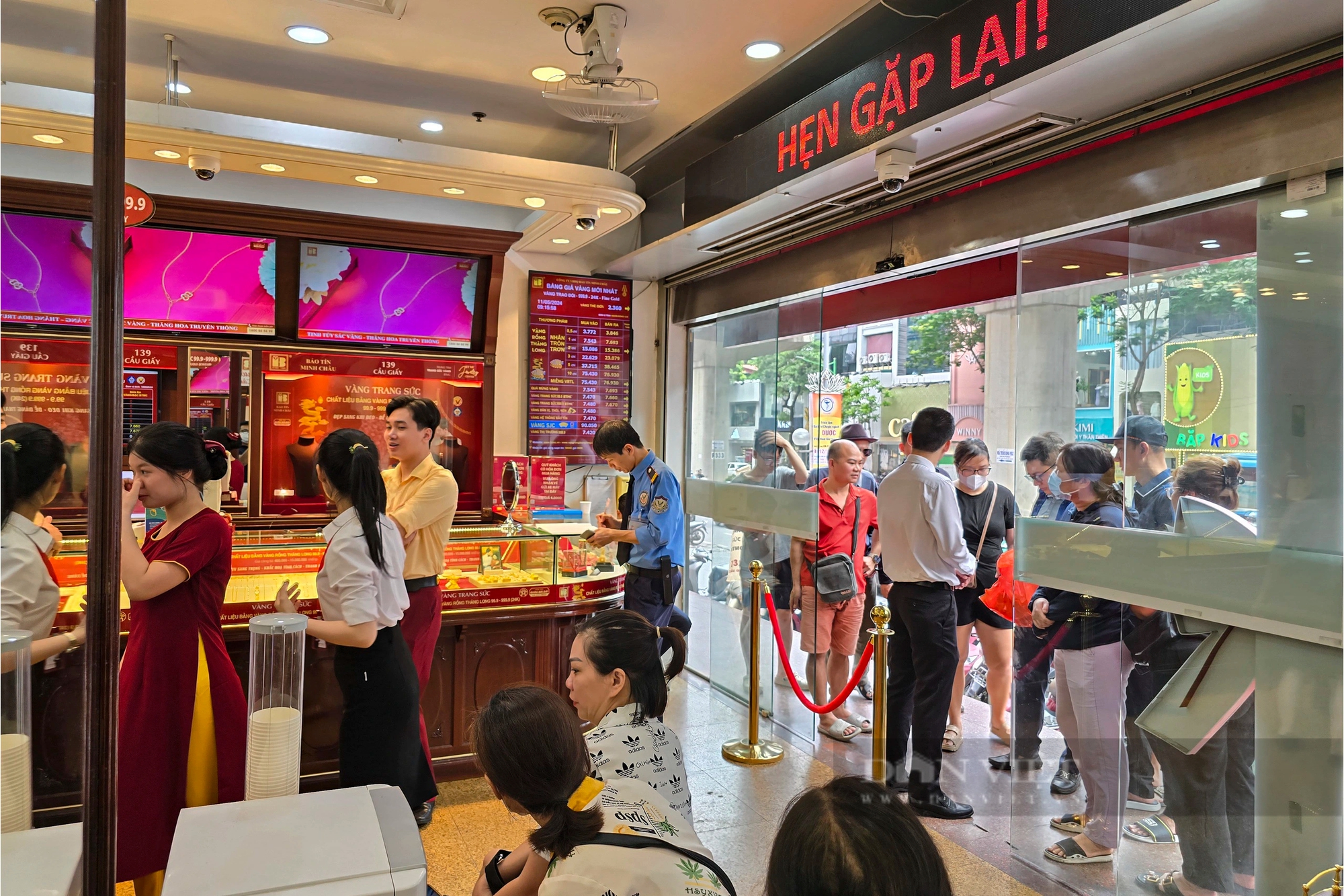 Tiệm vàng ở Hà Nội quá tải từ khi chưa mở quầy giao dịch, khách hàng bị giới hạn mua tối đa 2 cây-9