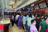 Tiệm vàng ở Hà Nội quá tải từ khi chưa mở quầy giao dịch, khách hàng bị giới hạn mua tối đa 2 cây