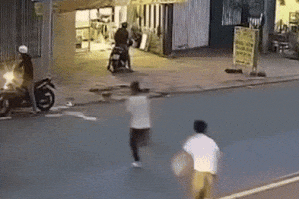 Clip: Người dân lao tới quật ngã nghi can trộm xe máy