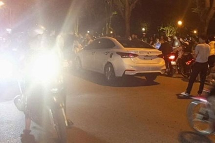 Xôn xao vụ người dân truy đuổi một chiếc ô tô, nghi bị cướp ở quận Hoàng Mai: Chiếc xe đang được giữ nguyên ở hiện trường