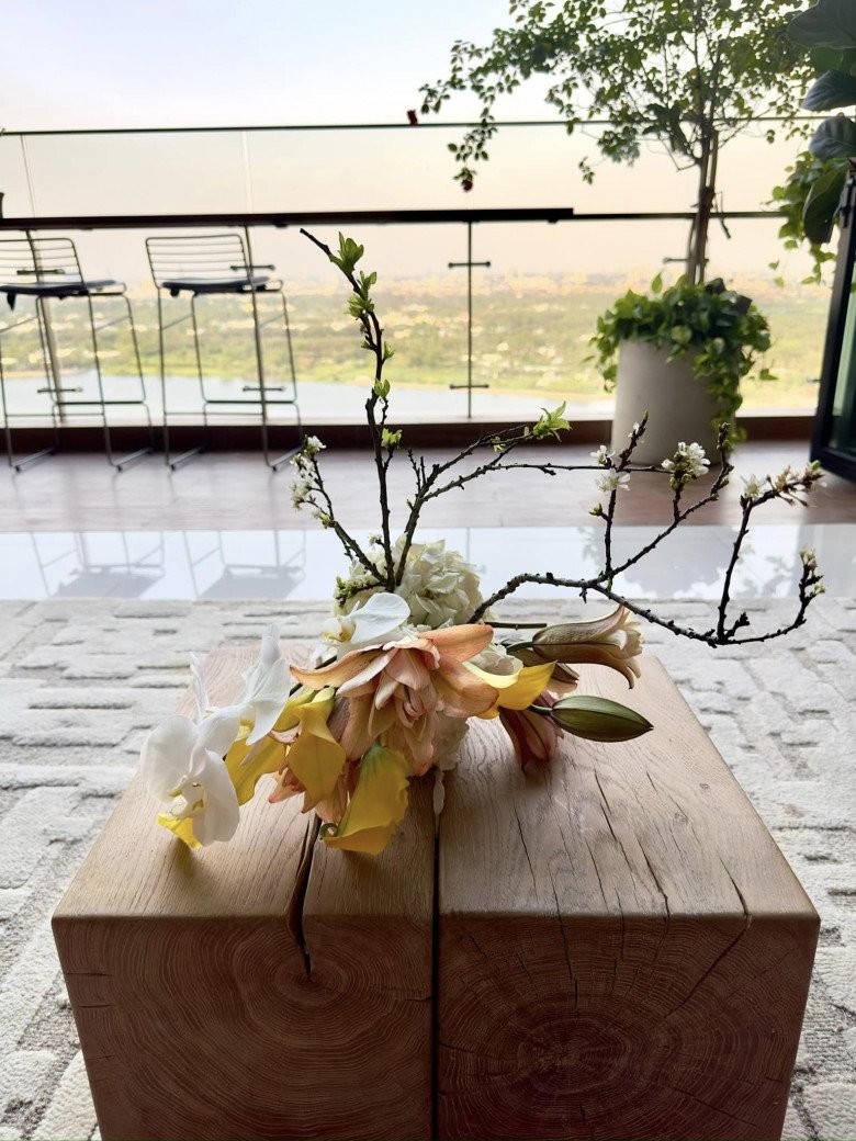 Phong cách cắm hoa độc đáo của Diva Hồng Nhung trong penthouse sang trọng-11