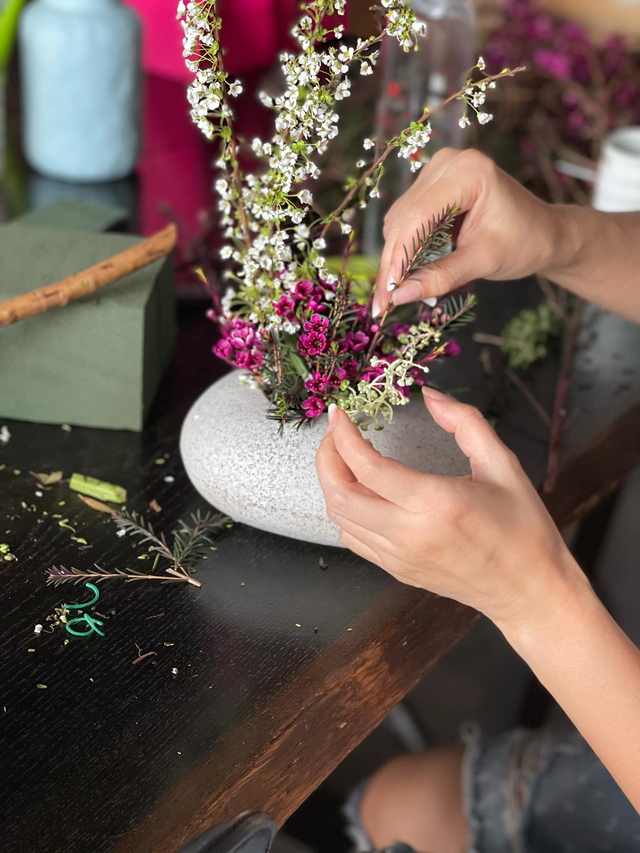 Phong cách cắm hoa độc đáo của Diva Hồng Nhung trong penthouse sang trọng-21