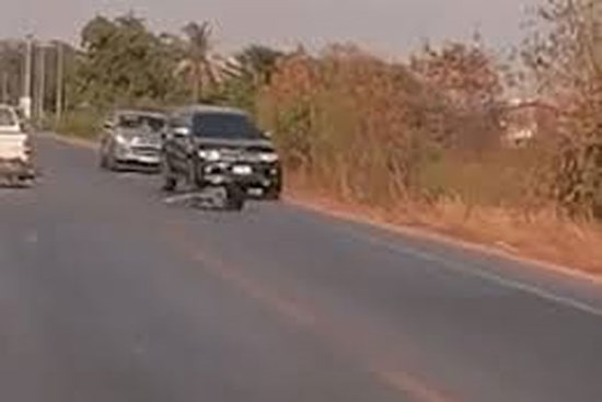 Phản ứng cực nhanh, người đàn ông thoát chết trước đầu 2 ô tô