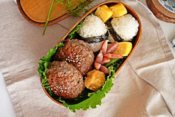 Cuối tuần làm món cơm nắm bò viên ngon đẹp hấp dẫn-5