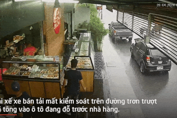 Đầu trần lạng lách trên đường, thanh niên tông vào xe vệ sinh môi trường-1