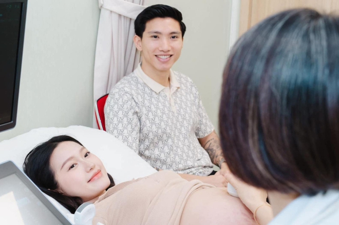 Lần đầu tiên lộ ảnh Đoàn Văn Hậu đưa Doãn Hải My đi khám thai, chàng cầu thủ vui ra mặt-1