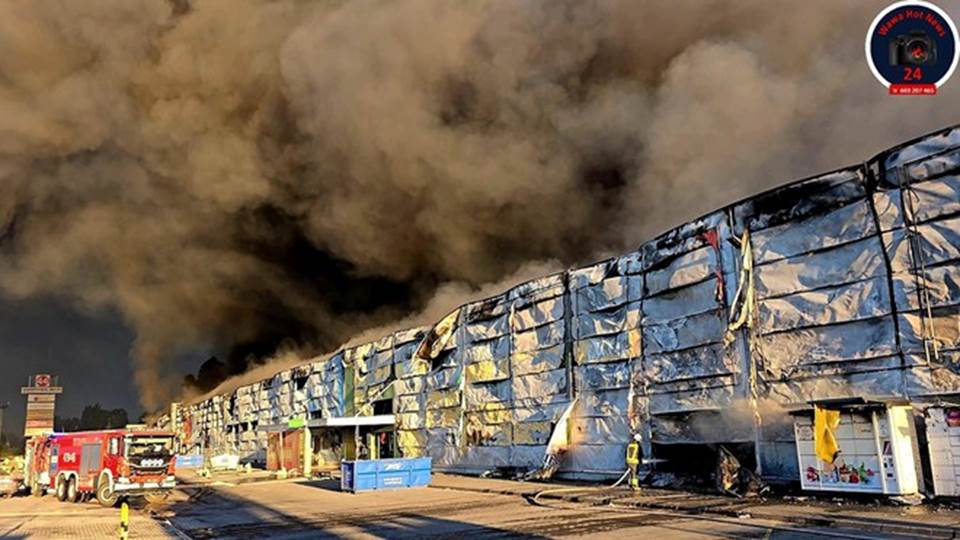 NÓNG: Cháy dữ dội tại siêu thị ở Ba Lan nơi có nhiều người Việt Nam kinh doanh, video từ trên cao tiết lộ hiện trường kinh hoàng-2