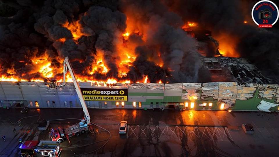 NÓNG: Cháy dữ dội tại siêu thị ở Ba Lan nơi có nhiều người Việt Nam kinh doanh, video từ trên cao tiết lộ hiện trường kinh hoàng-3