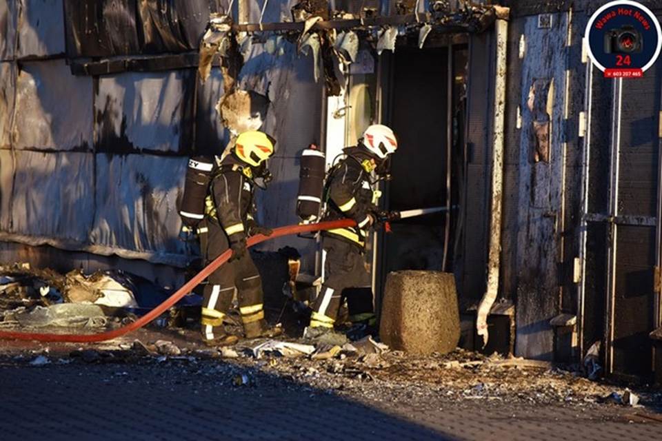 NÓNG: Cháy dữ dội tại siêu thị ở Ba Lan nơi có nhiều người Việt Nam kinh doanh, video từ trên cao tiết lộ hiện trường kinh hoàng-5