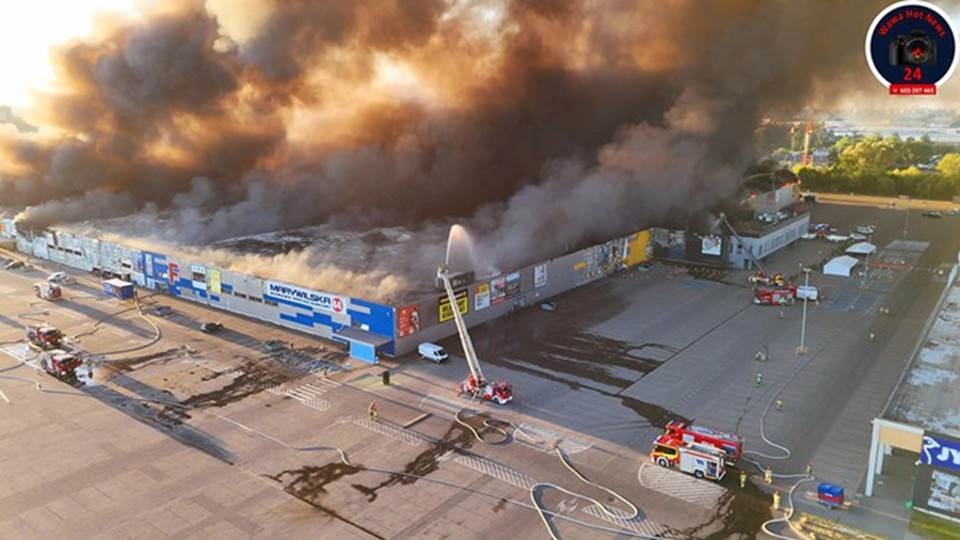 NÓNG: Cháy dữ dội tại siêu thị ở Ba Lan nơi có nhiều người Việt Nam kinh doanh, video từ trên cao tiết lộ hiện trường kinh hoàng-6