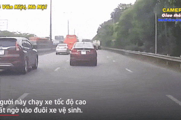 Clip: Xe máy tông vào thành cầu, 2 thanh niên rơi xuống đất tử vong-1