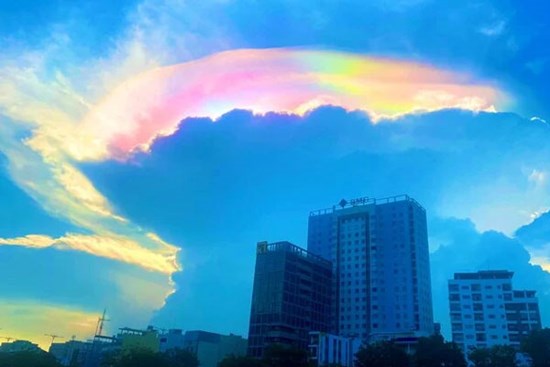 Nhiều người dân TP.HCM ngắm bầu trời hoàng hôn lạ lẫm