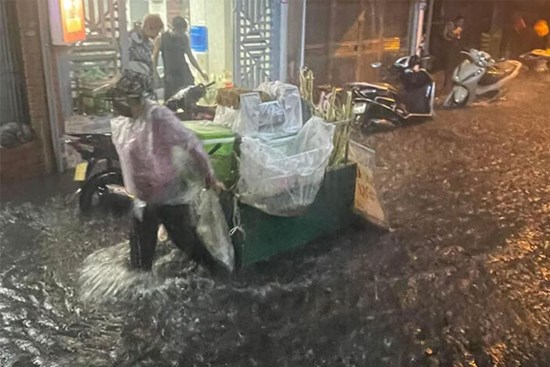 Mưa lớn chiều tối, nhiều tuyến phố Hà Nội ngập sâu