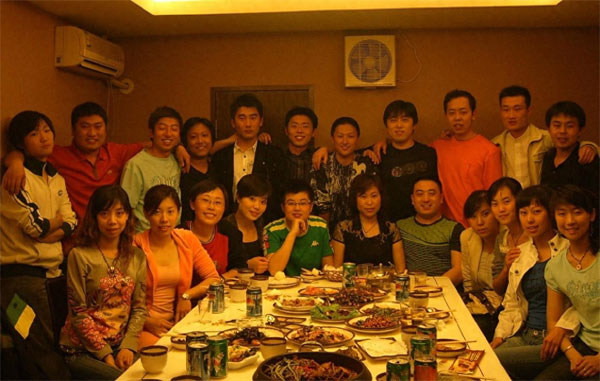 Đi họp lớp, tôi bị bạn cũ chế nhạo vì đi xe đạp, mặc quần áo rẻ, dùng điện thoại 2 triệu: Thấy chiếc xe đến đón tôi, ai nấy đều nín lặng!-1