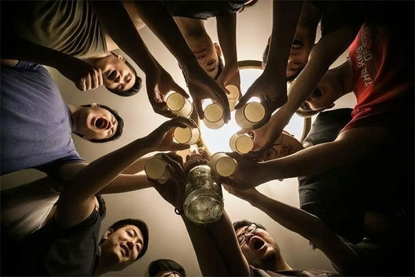 Đi họp lớp, tôi bị bạn cũ chế nhạo vì đi xe đạp, mặc quần áo rẻ, dùng điện thoại 2 triệu: Thấy chiếc xe đến đón tôi, ai nấy đều nín lặng!-2