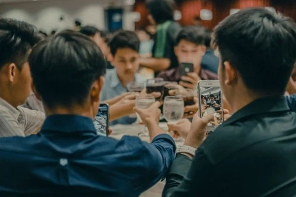 Đi họp lớp, tôi bị bạn cũ chế nhạo vì đi xe đạp, mặc quần áo rẻ, dùng điện thoại 2 triệu: Thấy chiếc xe đến đón tôi, ai nấy đều nín lặng!-3