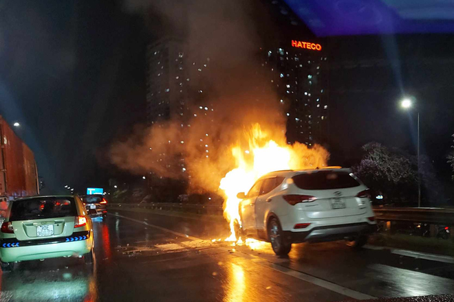 Chở bạn gái, bốc đầu xe máy giữa đường, quay clip đăng MXH khoe: 8 thanh niên bị khởi tố-1