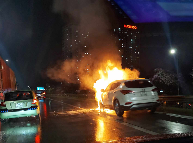 Hà Nội: Ô tô bất ngờ bốc cháy dữ dội trên đường Vành đai 3-1