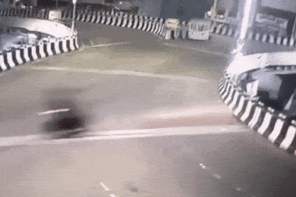 Clip: Xe máy tông vào thành cầu, 2 thanh niên rơi xuống đất tử vong