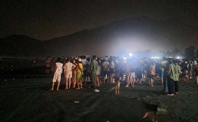 Cháu bé 6 tuổi bị mất tích khi gửi trẻ, chỉ tìm thấy chiếc dép sát biển-1