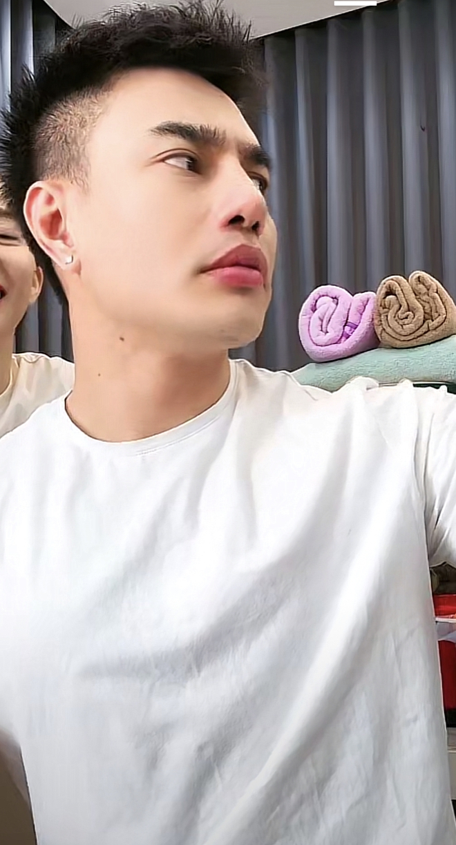 Lê Dương Bảo Lâm bị chỉ trích có thái độ ngôi sao, mắng trợ lý ngay trên livestream-2