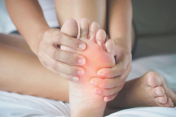 Khi thận suy hỏng, bàn chân có thể xuất hiện 6 điểm bất thường-1