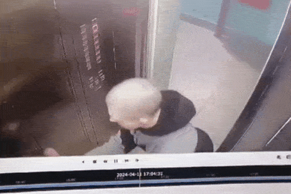 Clip: Nam thanh niên cướp điện thoại của bé gái trong thang máy