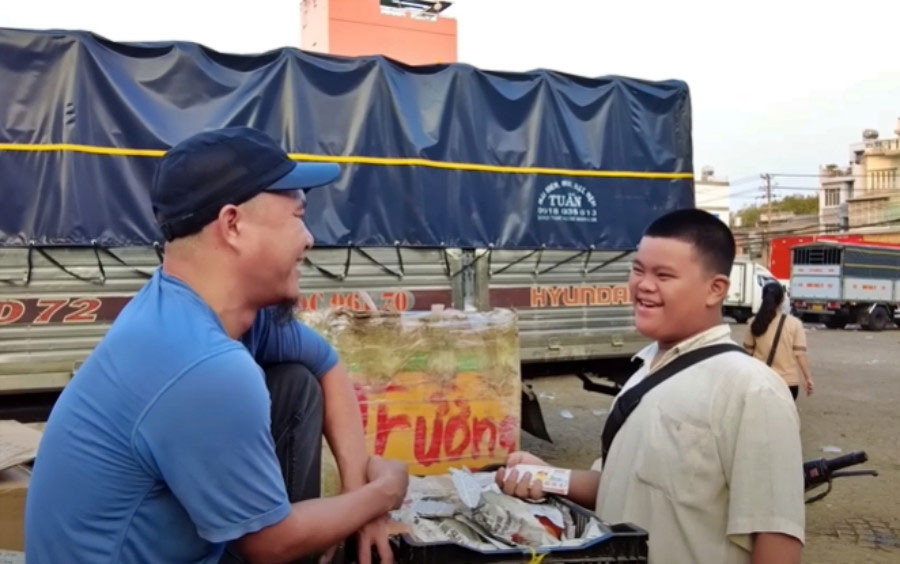 Anh Minh bán rau lại gây sốt mạng, mới nhận được tiền từ YouTube-4