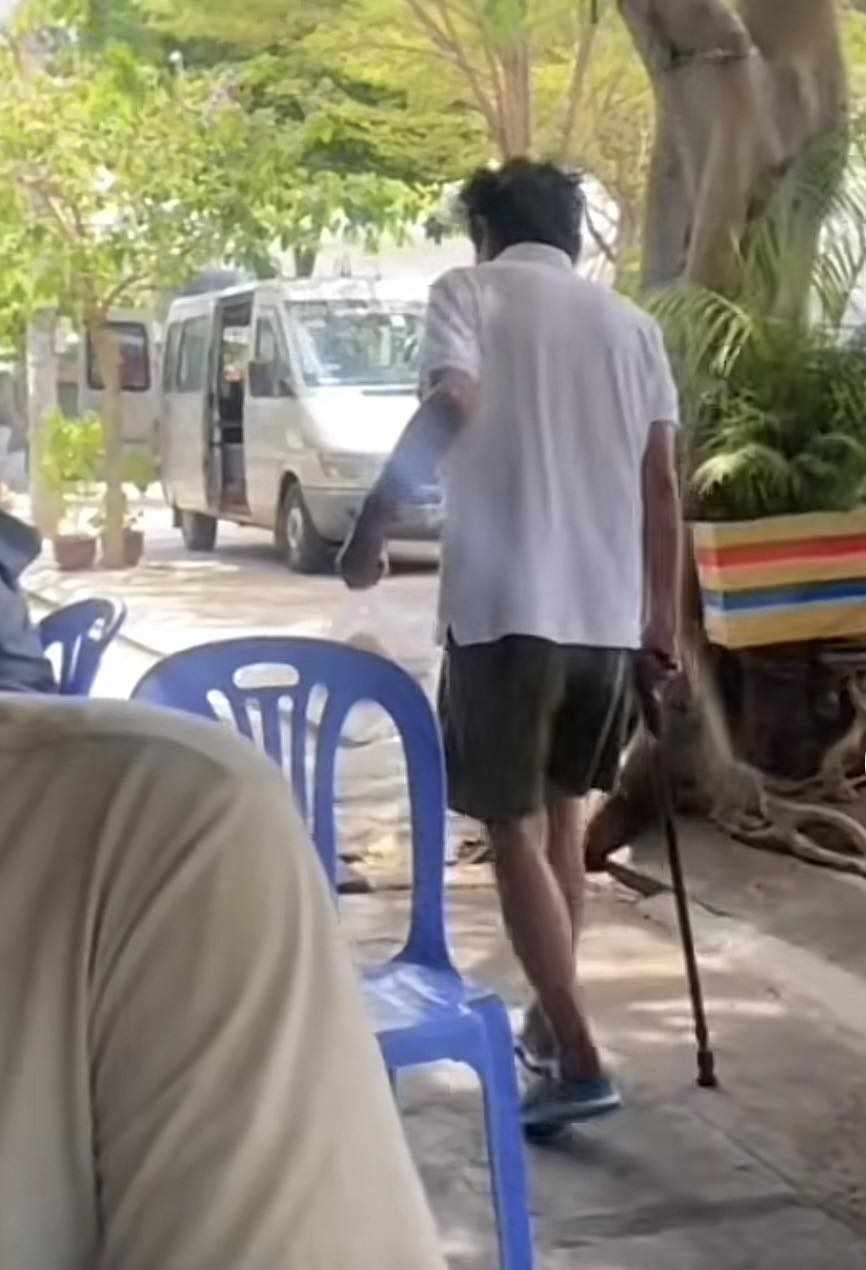 Thương Tín xuất hiện ở quê nhà với vẻ ngoài khác lạ, phải chống gậy-3