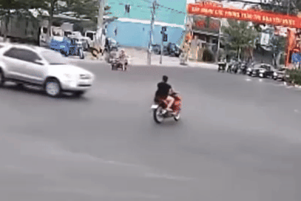 Clip: Nẹt pô rồi vượt đèn đỏ, đôi nam nữ bị ô tô tông văng