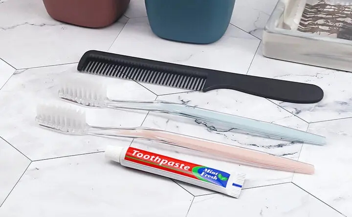 Bôi một ít kem đánh răng lên lược có tác dụng gì?-1