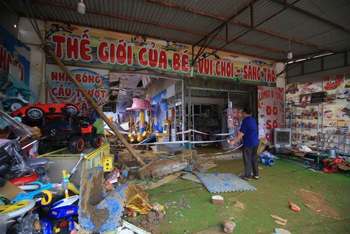 Vụ sạt lở làm 3 cháu nhỏ tử vong: Chủ nhà vừa bới lớp đất vừa kêu cứu con em với-1