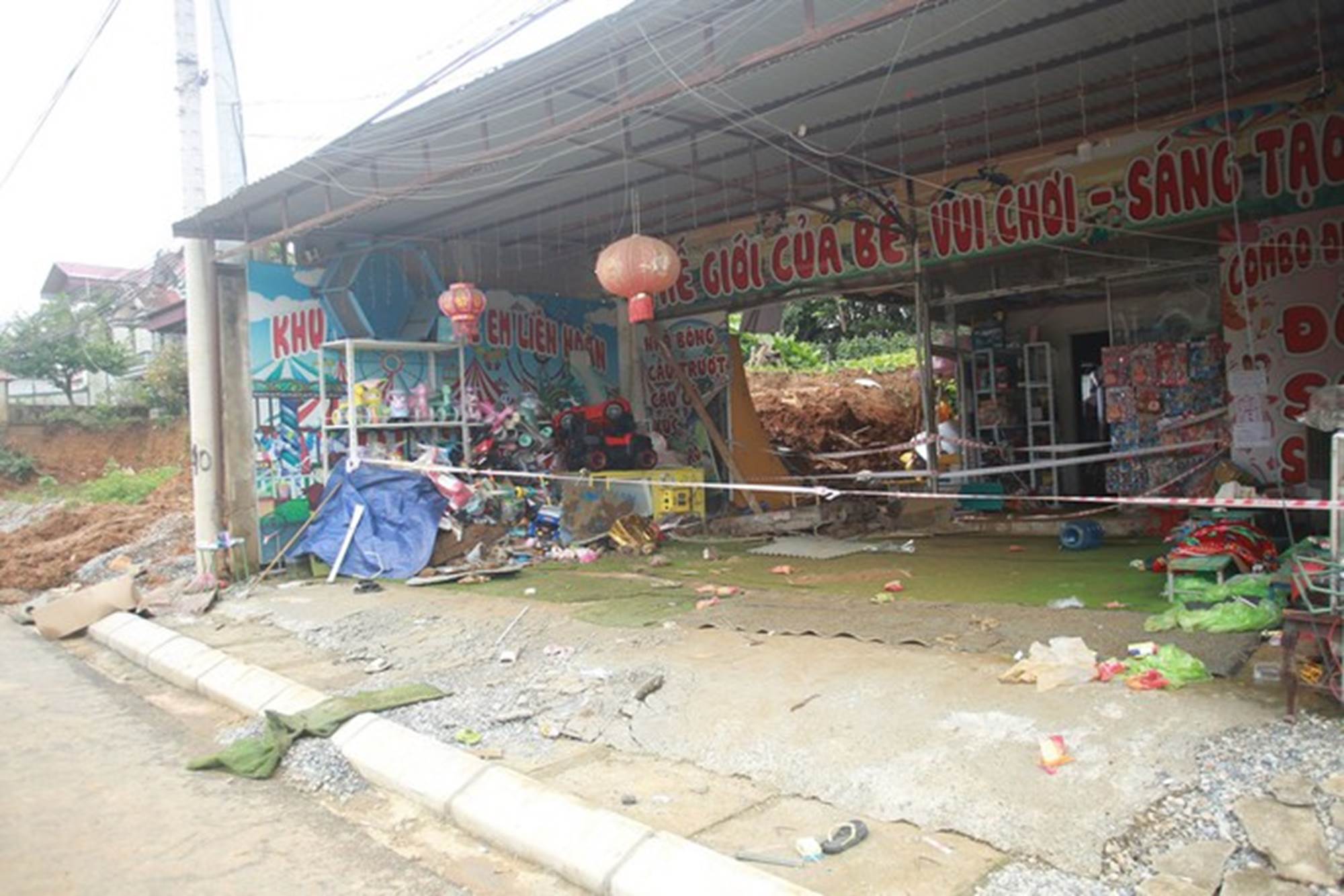 Vụ sạt lở làm 3 cháu nhỏ tử vong: Chủ nhà vừa bới lớp đất vừa kêu cứu con em với-5